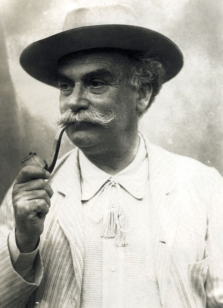 Portrait en noir et blanc de Charpentier fumant la pipe