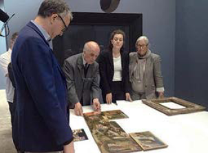 Michel Laclotte reconstituant le « puzzle Fra Angelico » au musée Condé, en 2014. © Photo musée Condé.