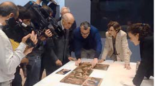 Michel Laclotte reconstituant le « puzzle Fra Angelico » au musée Condé, en 2014. © Photo musée Condé.