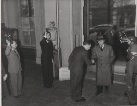 Visite d'Alfred Rosenberg au Jeu de Paume le 4 novembre 1943. Source : MEAE, 209SUP/991.