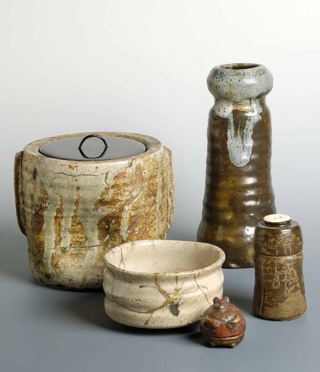 Photograph of an ensemble of Japanese stoneware objects