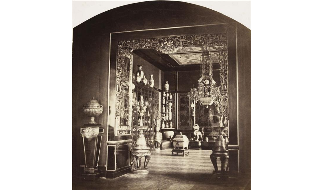 Photographie d'une pièce décorée avec des objets chinois.