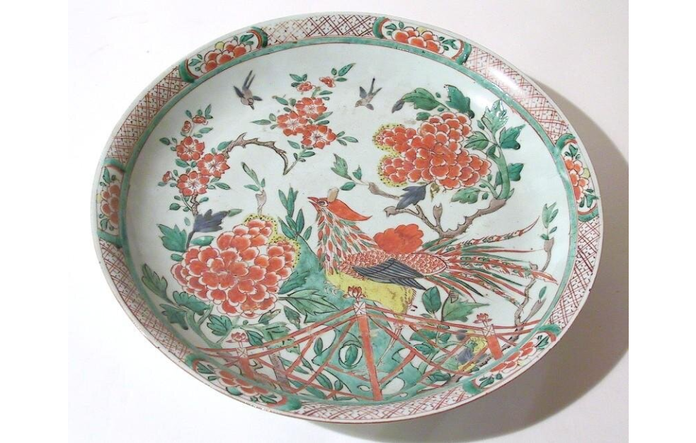 Photographie d'un plat décoré de fleurs et oiseaux