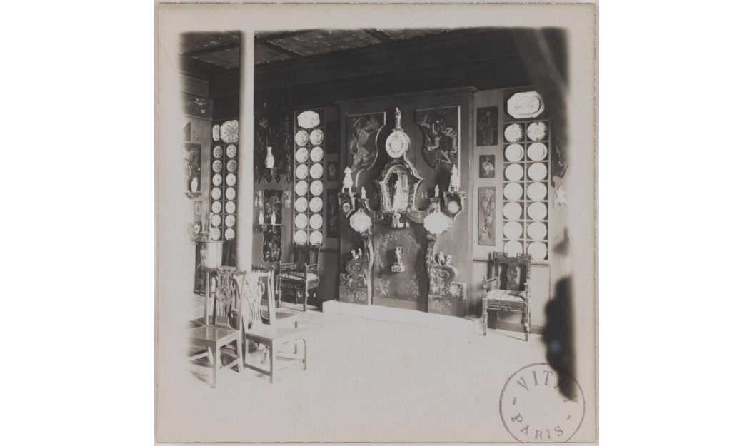 Photographie en noir et blanc d'une pièce décorée avec des objets chinois