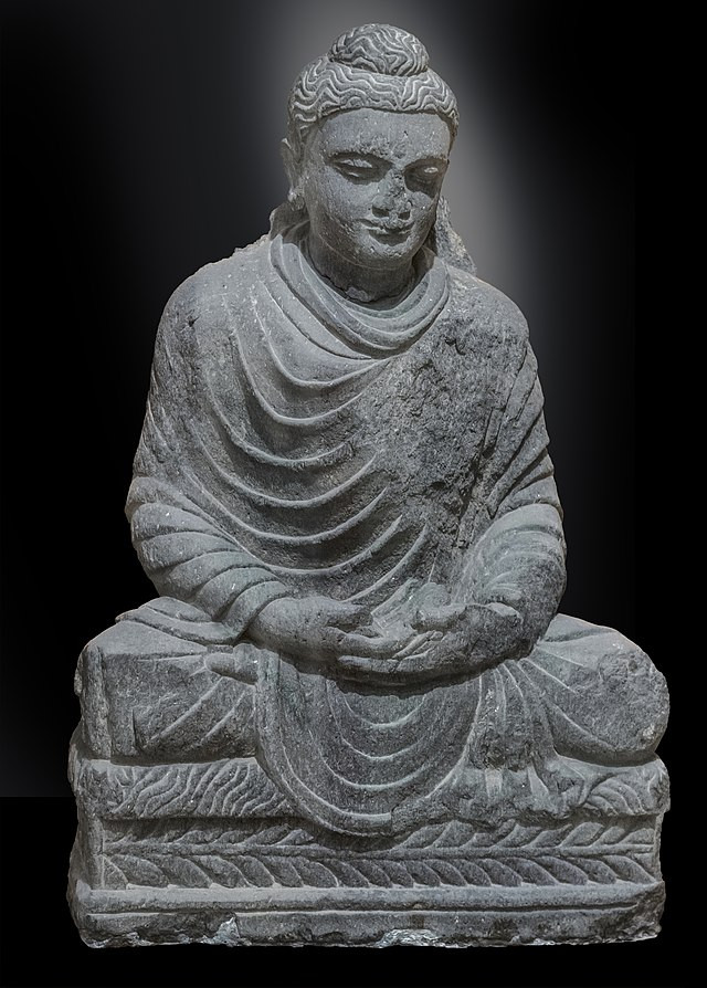 Sculpture du Bouddha assis en méditation.