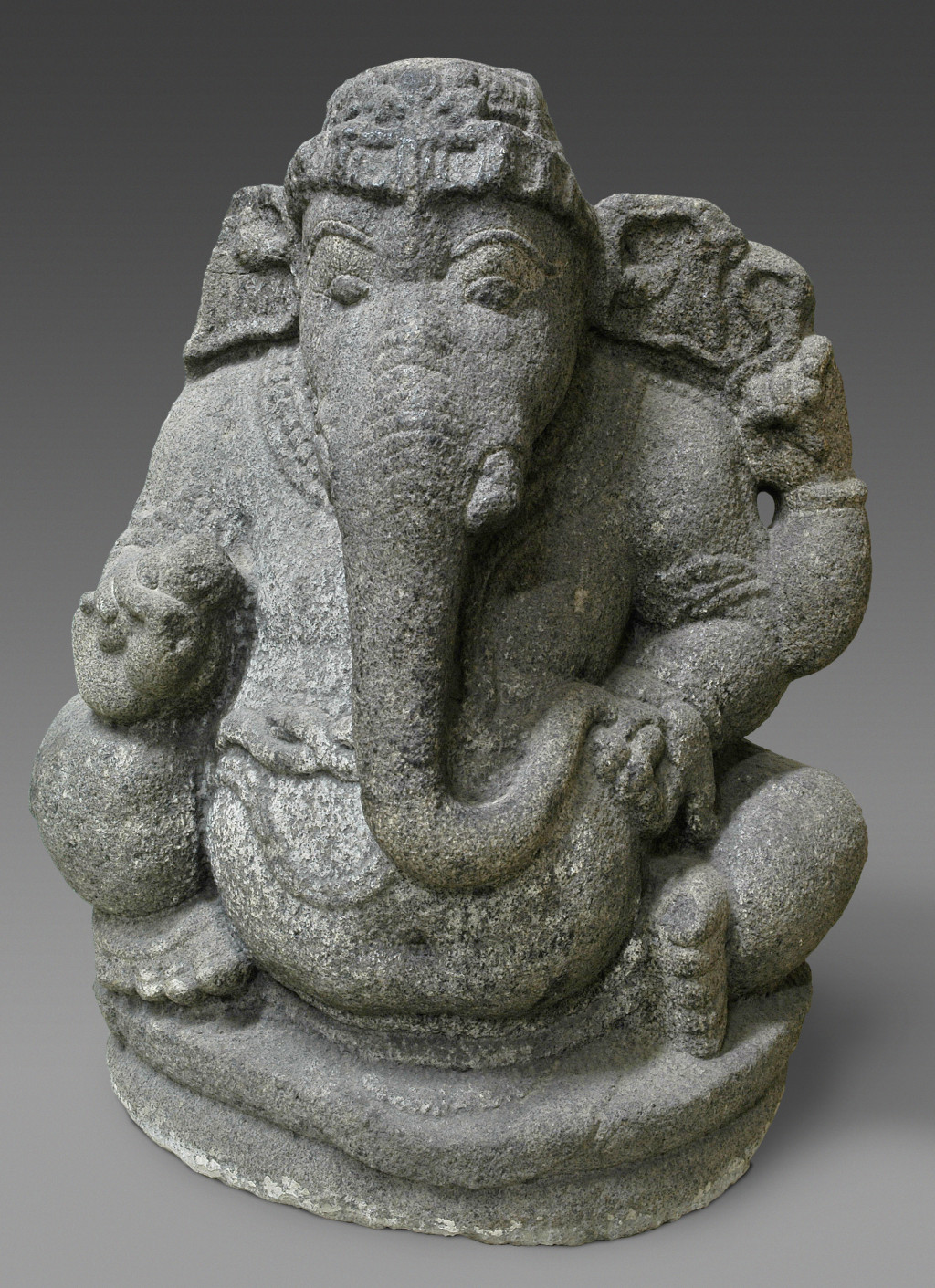 Photographie d'une statue de Ganesh en granit