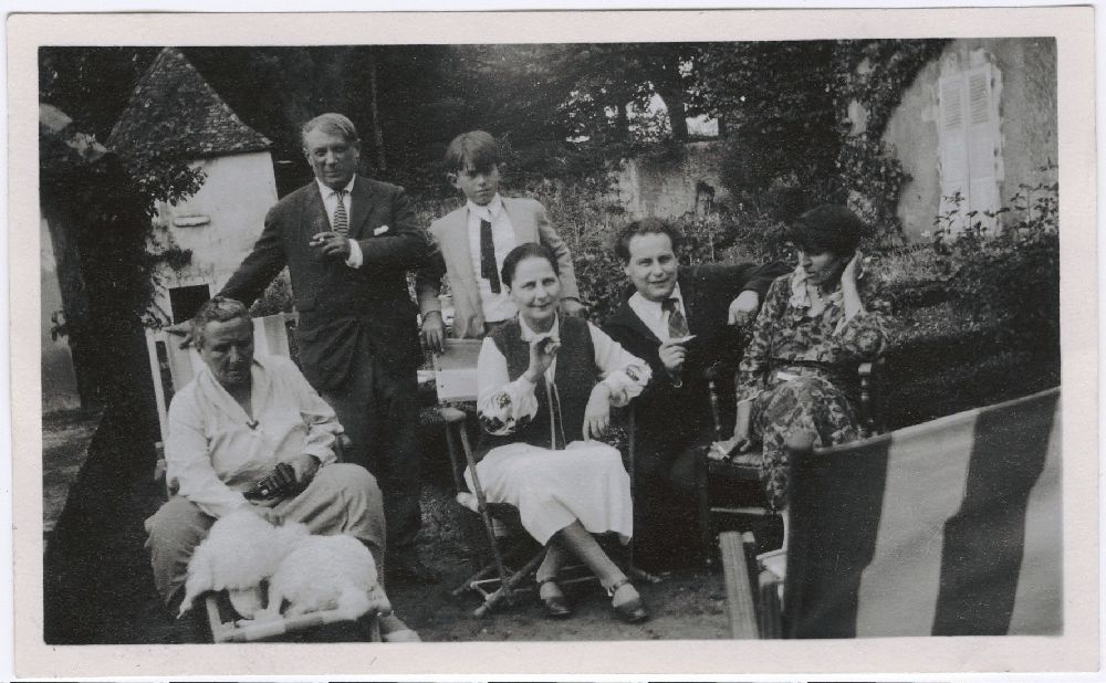 (De g. à dr.) Gertrude Stein, Pablo Picasso, son fils Paul, Florence et Georges Maratier, et Alice B. Toklas à Bilignin. Vers 1931. Source : Gertrude Stein and Alice B. Toklas Papers, Yale Collection of American Literature. Beinecke Rare Book and Manuscript Library.