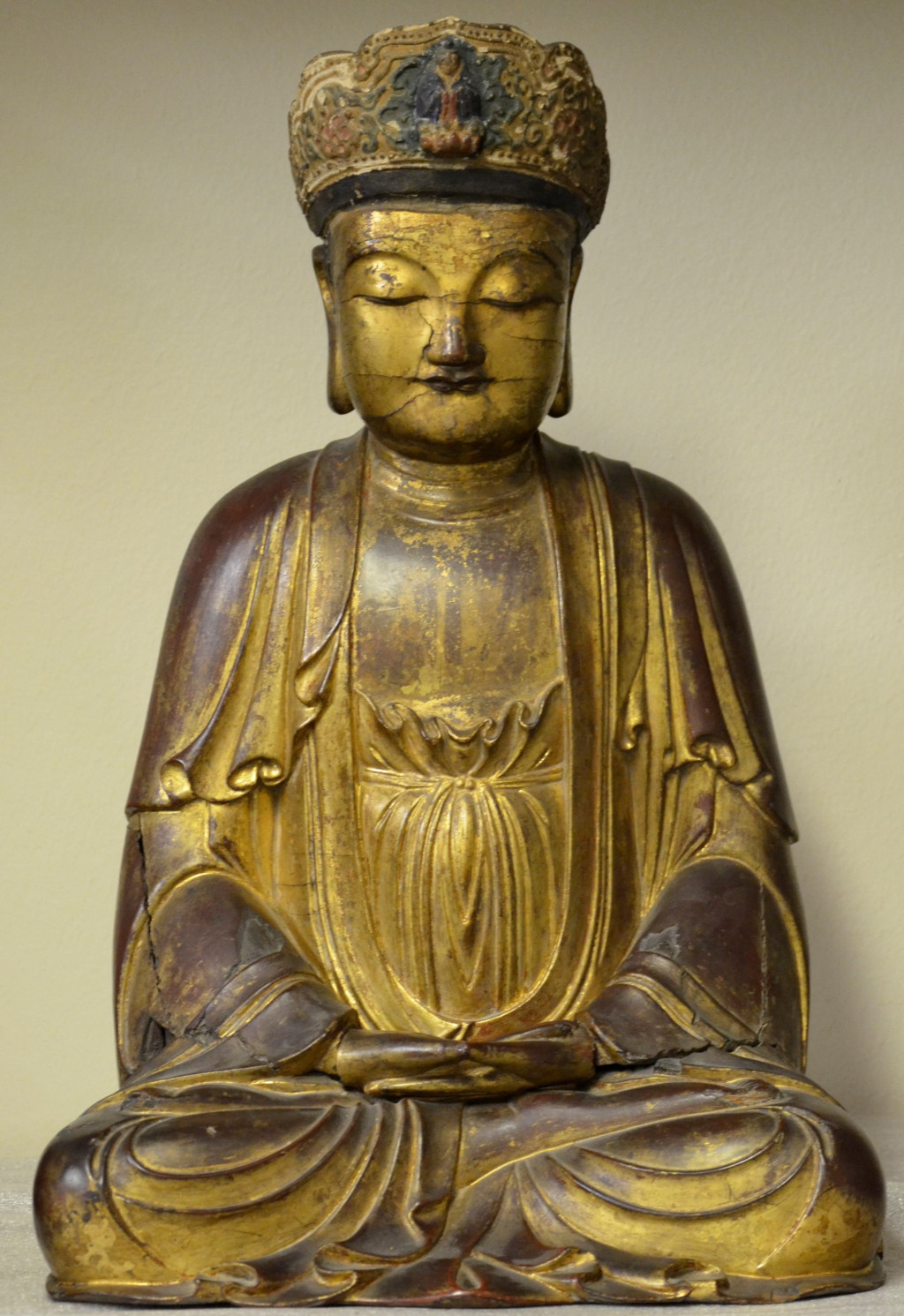 Photographie d'une sculpture du Bouddha assis en bois