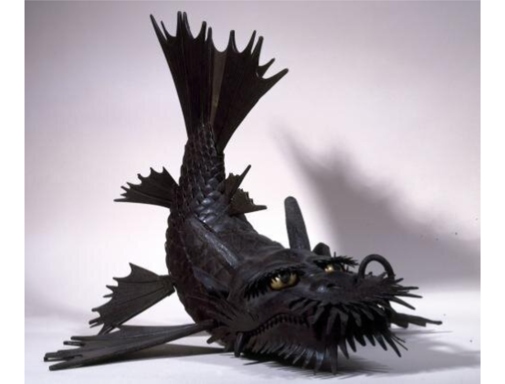 Créature articulée au corps de poisson et à la tête de dragon.