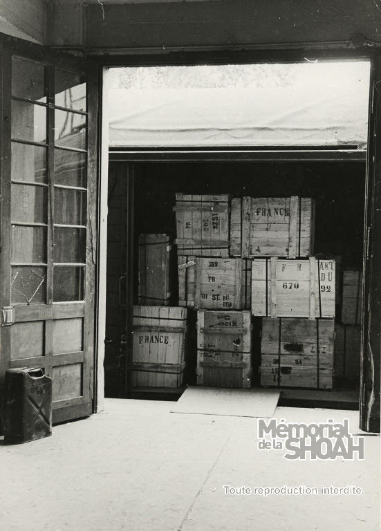 Caisses à destination de la France dans le Offenbach Archival Depot. Allemagne, 1946. Source : Archives du Mémorial de la Shoah.