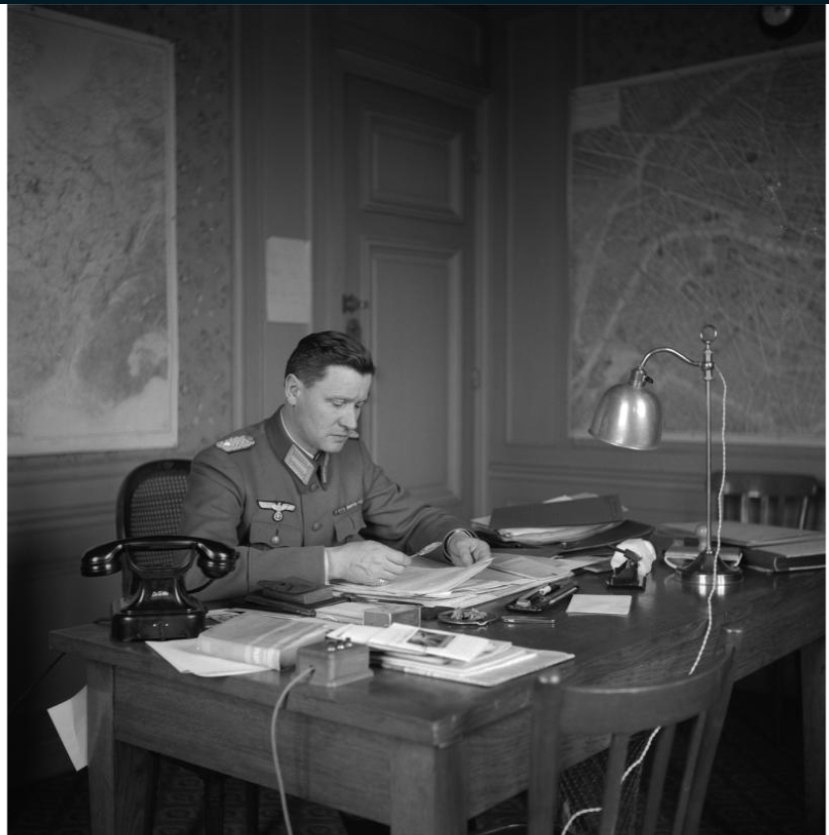 Le conseiller supérieur de l’administration militaire au sein du Kunstschutz à Paris, Felix Kuetgens, à son bureau à l'Hôtel Majestic. Source : © Bildarchiv Foto Marbug, Hartwig Beseler, 1940/41, 432.712.