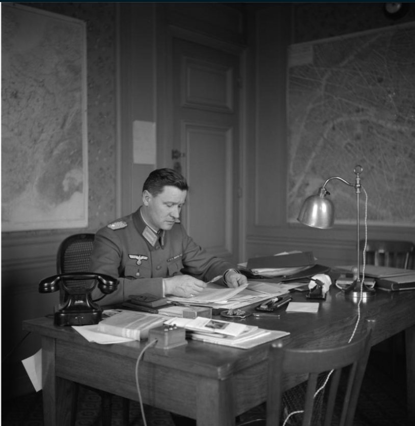 Le conseiller supérieur de l’administration militaire au sein du Kunstschutz à Paris, Felix Kuetgens, à son bureau à l'Hôtel Majestic. Source : © Bildarchiv Foto Marbug, Hartwig Beseler, 1940/41, 432.712.