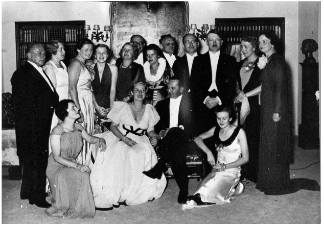 Photographie du mariage de Marianne Schönmanns le 7 août 1937. Maria Almas Dietrich se trouve tout à droite. Source : © Bayerische Staatsbibliothek München/Bildarchiv, Fotoarchiv Heinrich Hoffmann (hoff-15850).
