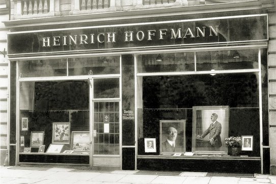 Boutique de Heinrich Hoffmann, photographe personnel d'Adolf Hitler, à Munich. Allemagne, 1938. Source : © Bilderwelt/Roger-Viollet, 54271-9.