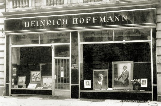Boutique de Heinrich Hoffmann, photographe personnel d'Adolf Hitler, à Munich. Allemagne, 1938. Source : © Bilderwelt/Roger-Viollet, 54271-9.