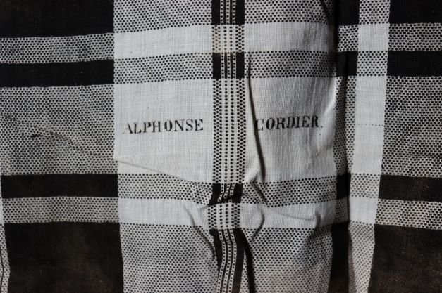 Manufacture Alphonse Cordier, Tissu avec tampon de la manufacture, s.d., tissu teint ; musée Bourdelle, Paris, fonds Michel Dufet. 