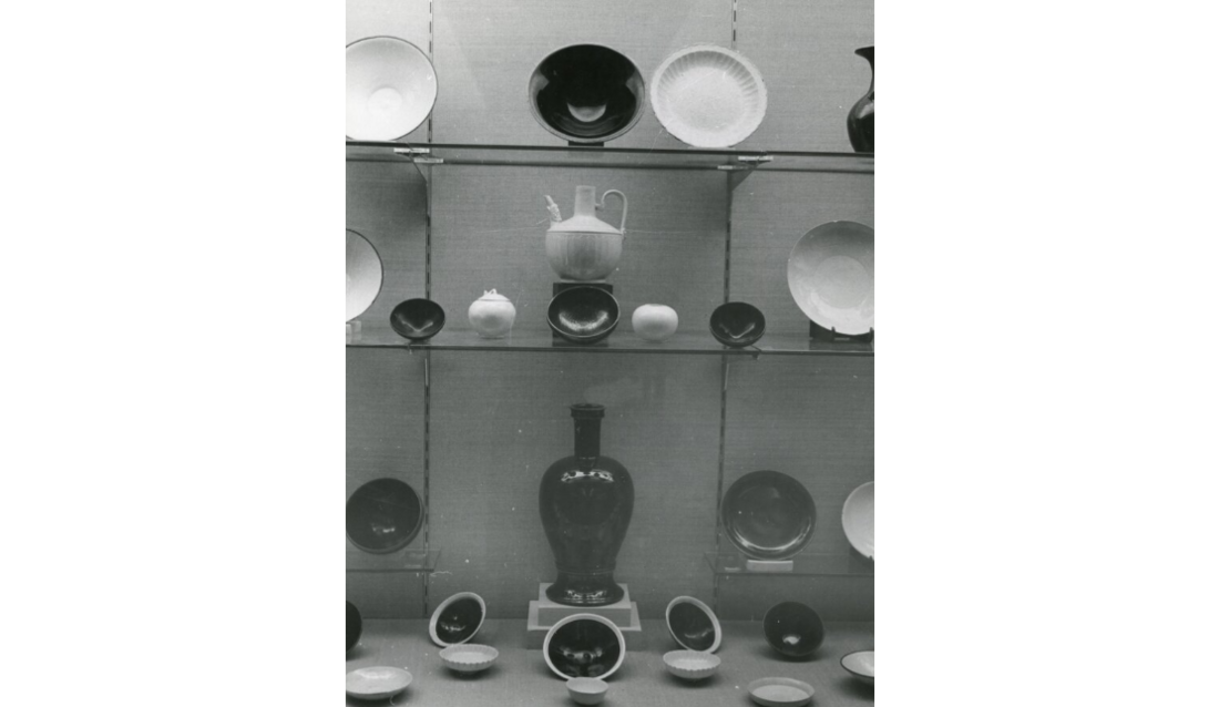 Photographie en noir et blanc d'une vitrine de céramiques