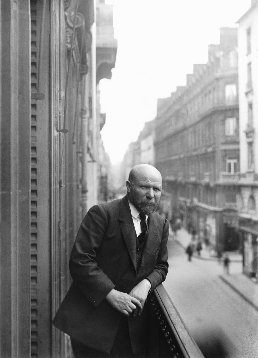 Photographie en noir et blanc d'Albert Kahn à un balcon