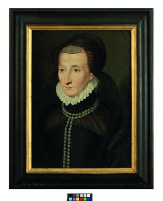 Portrait peint d'une femme à mi-corps de trois-quarts gauche, portant une collerette et une coiffe, et vêtue d'un vêtement noir orné d'un collier de perles.