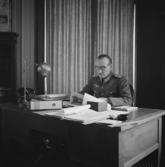 Le chef de la protection militaire des œuvres d'art auprès de l'Oberkommando Franz Graf von Wolff Metternich à son bureau à l'hôtel Majestic à Paris (photo prise dans le cadre de la campagne photographique en France occupée). Source : © Bildarchiv Foto Marburg.