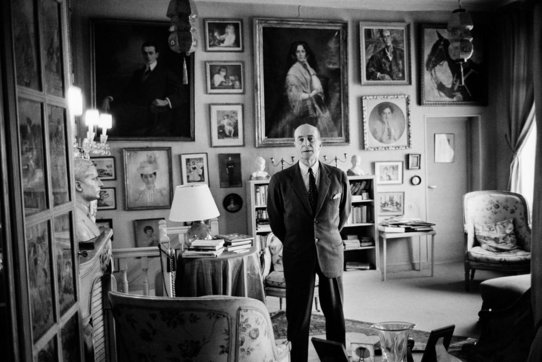 Felix Youssoupoff dans son appartement à Paris, à la fin des années 1950.