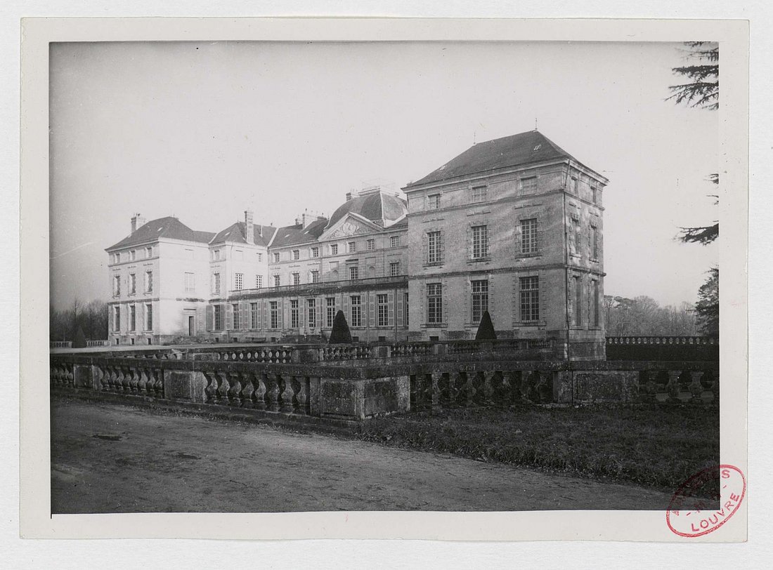 Vue extérieure du château de Sourches, 18,3 × 13 cm. Source : Archives Nationales, 20144792/250. Photographe : peut-être Ph. Séarl, missionné en août 1942.