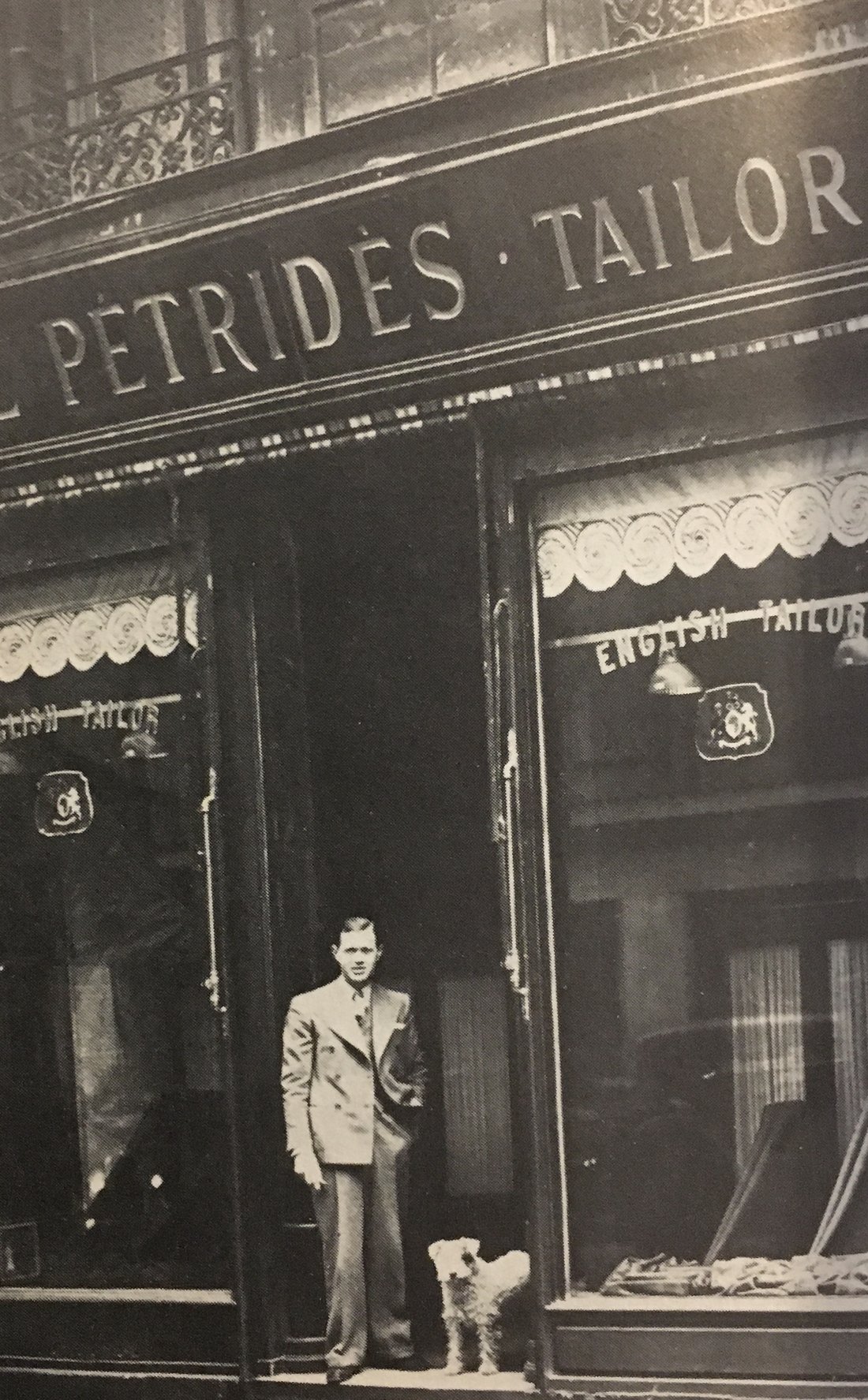 Paul Pétridès devant l'entrée de son magasin de la rue Rougemont, photographie non datée. Source : Paul Pétridès, Ma chance et ma réussite, Paris, Plon, 1978.