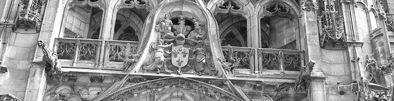 Senlis, Cathédrale Notre-Dame Saint-Gervais-Saint-Protais, atuellement église paroissiale, portail bras sud (axe). Institut national d'histoire de l'art (France) - Attribution 4.0 International (CC BY 4.0)