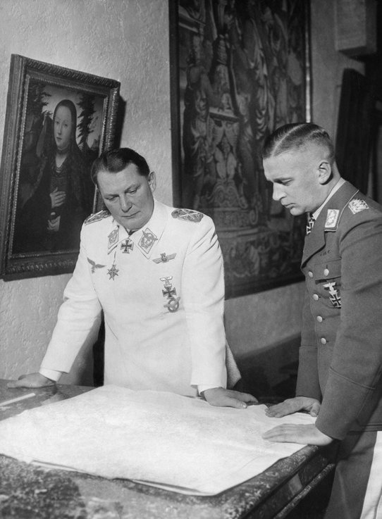Hermann Goering (1893-1946), maréchal et homme politique allemand, et Hans Jeschonnek (1899-1943), chef d’état-major adjoint de la Luftwaffe, à Carinhall, résidence de campagne de Goering. Schorfheide, aux environs de Berlin (Allemagne), avril 1940. Source : © Ullstein Bild/Roger-Viollet, 87407-8.