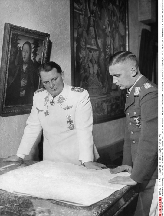 Hermann Goering (1893-1946), maréchal et homme politique allemand, et Hans Jeschonnek (1899-1943), chef d’état-major adjoint de la Luftwaffe, à Carinhall, résidence de campagne de Goering. Schorfheide, aux environs de Berlin (Allemagne), avril 1940. Source : © Ullstein Bild/Roger-Viollet, 87407-8.