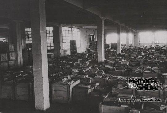 Max Krenn, Piles de livres dans le Offenbach Archival Depot, Allemagne, 1946. Source : Archives du Mémorial de la Shoah.