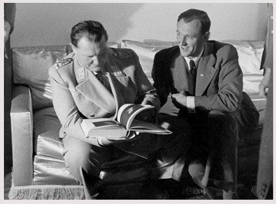Hermann Göring et Bruno Lohse au Jeu de Paume. Source : Archives des Musées nationaux (AMN), O30-438.