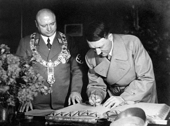 Adolf Hitler signe le livre d'or à Francfort-sur-le-Main. Source : © Stadt Frankfurt am Main.