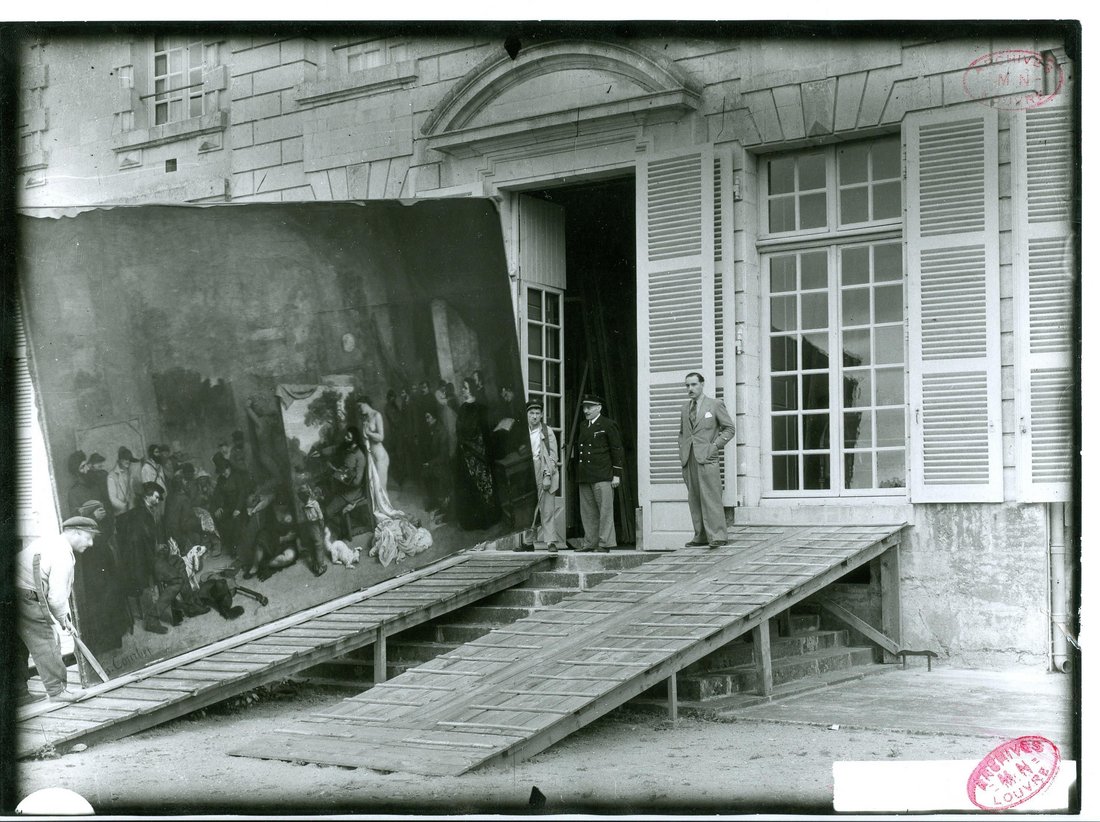 Vérification du tableau L'Atelier du peintre par Courbet avec Germain Bazin et M. Tourbat, premier brigadier, à Sourches, Alexandre Séarl (?), 1941. Source : Archives des Musées Nationaux, R30, photo 94.