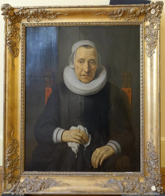 D'après Gerbrand van den Eeckhout, Portrait de femme âgée assise (recto), huile sur bois, H. 0,795 m ; L. 0,66 m, MNR 470, Arras, musée des Beaux-Arts. Source : Musée du Louvre.