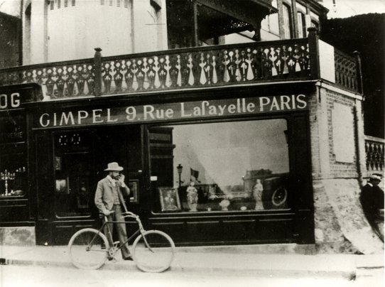 La galerie à Trouville avec, au premier plan, à côté de sa bicyclette, Ernest Gimpel, le père de René. Source : © Galerie Gimpel, Paris.