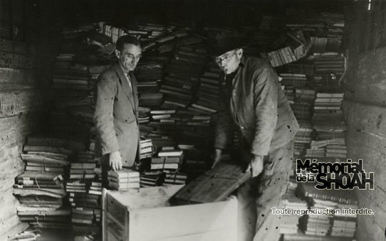 Déchargement de livres dans le Offenbach Archival Depot. Allemagne, 1946. Source : Archives du Mémorial de la Shoah.
