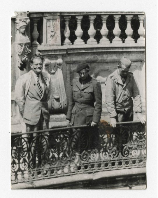 Photographie non datée représentant, de gauche à droite Kurt Martin, Rose Valland et Jean Rigaud à la source du Danube à Donaueschingen. Source : Archives diplomatiques, 209SUP-1025, numérisation 192 du PDF.