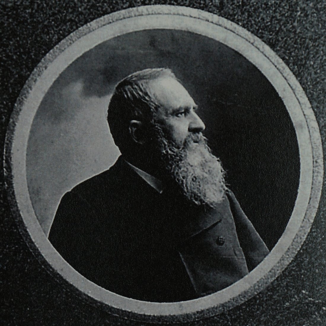 Black and white profile photograph of Gérard