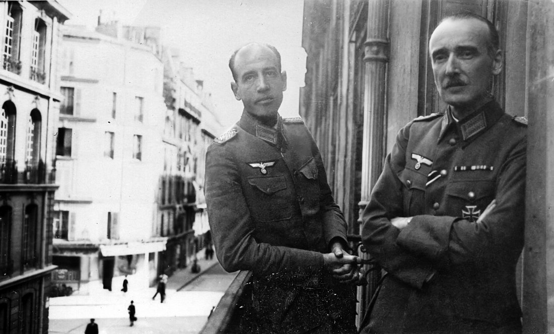 Bernhard von Tieschowitz (à gauche) et Franziskus Graf Wolff Metternich (à droite) sur le balcon de l'hôtel Majestic, siège du Kunstchutz [service allemand du Kunschutz de la "protection du patrimoine"], 1940/1941. Source : Fonds Franziskus Graf Wolff Metternich (Vereinigte Adelsarchive im Rheinland e.V.).
