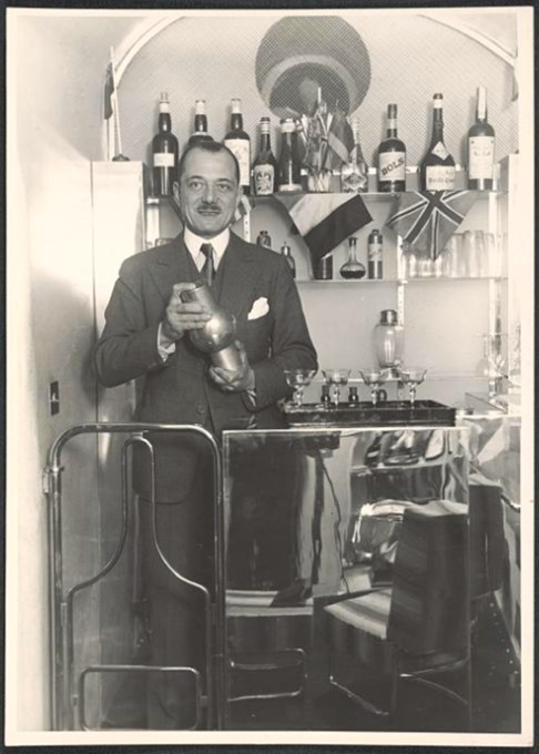 Étienne Bignou dans son bar (adresse commerciale), vers 1940. Source : Chester Dale papers, Archives of American Art, Smithsonian Institution.