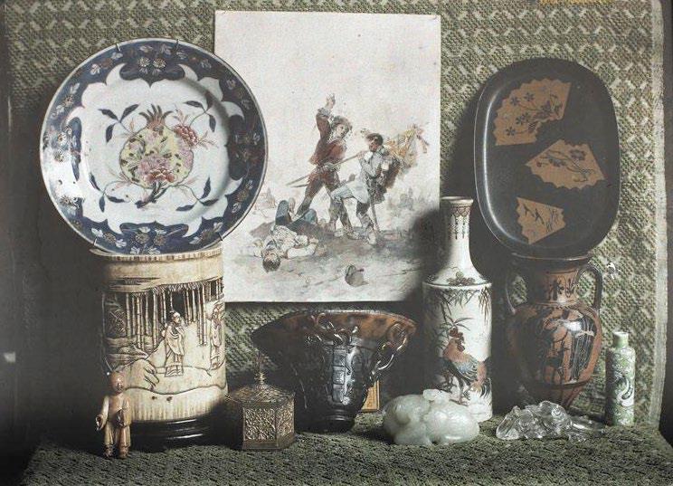 Composition avec objets d'art asiatique, vase antique et aquarelle, photographie anonyme, autochrome, vers 1910-1920. Paris, musée d'Orsay, inv. PHO 1997-8-1-41 (c) Paris, RMN-GP (Musée d'Orsay / Alexis Brandt)