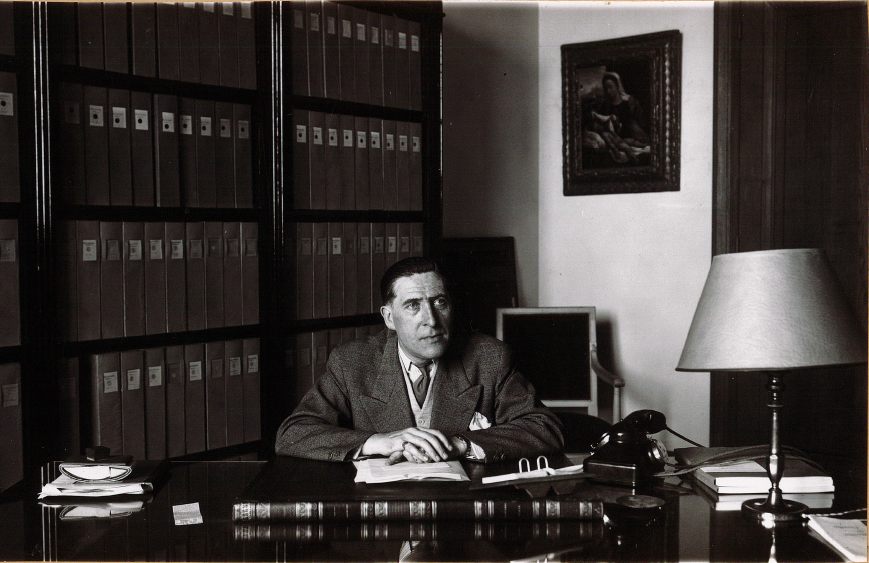 Michel Florisoone dans son bureau, au département des Peintures du musée du Louvre, en 1952. Source : Documentation du Louvre, département Histoire du Louvre.