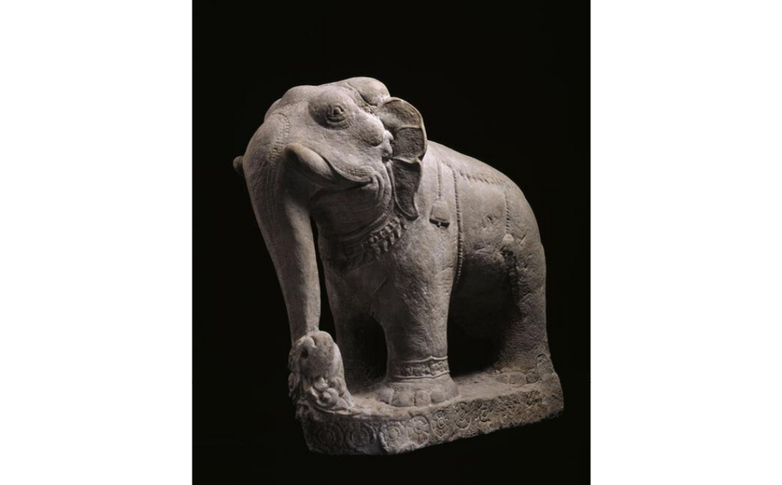 Eléphant, grès, Preah Damrei, H. 1,32 m, L. 0,54 m, XIIe-XIIIe siècles, mission Louis Delaporte 1873, inv. MG18108, Musée national des Arts asiatiques-Guimet Photograph of the stone sculpture of an elephant