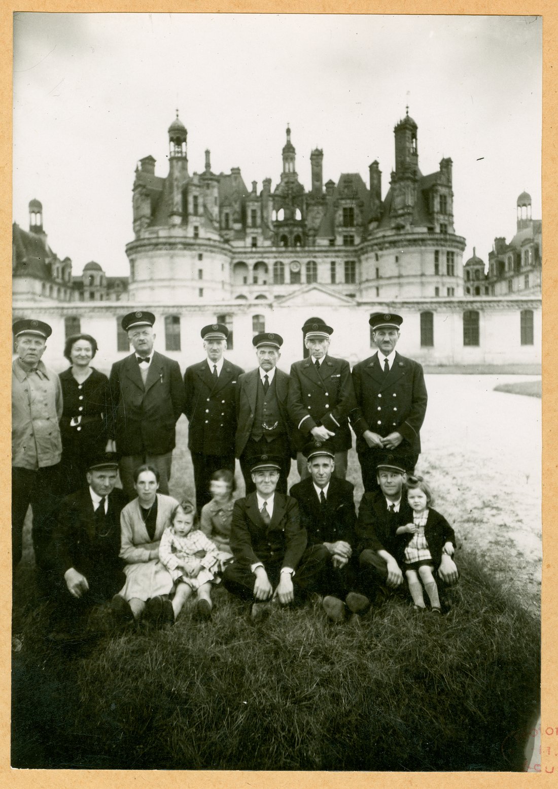 Une partie des gardiens du dépôt devant le château avec leurs familles (1941). Source : © Archives nationales (20144792/250, photo 77).