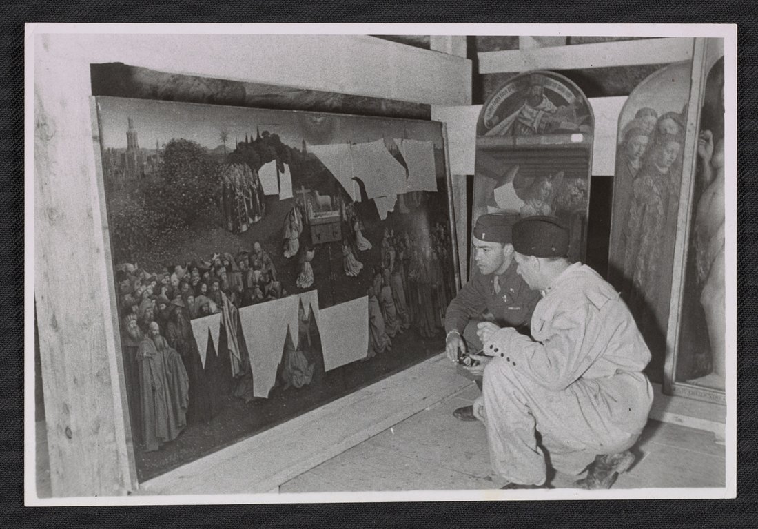 Le lieutenant Daniel J. Kern et Karl Sieber examinant le retable de Gand dans la mine de sel d'Altaussee, 1945. Source : Archives of American Art.
