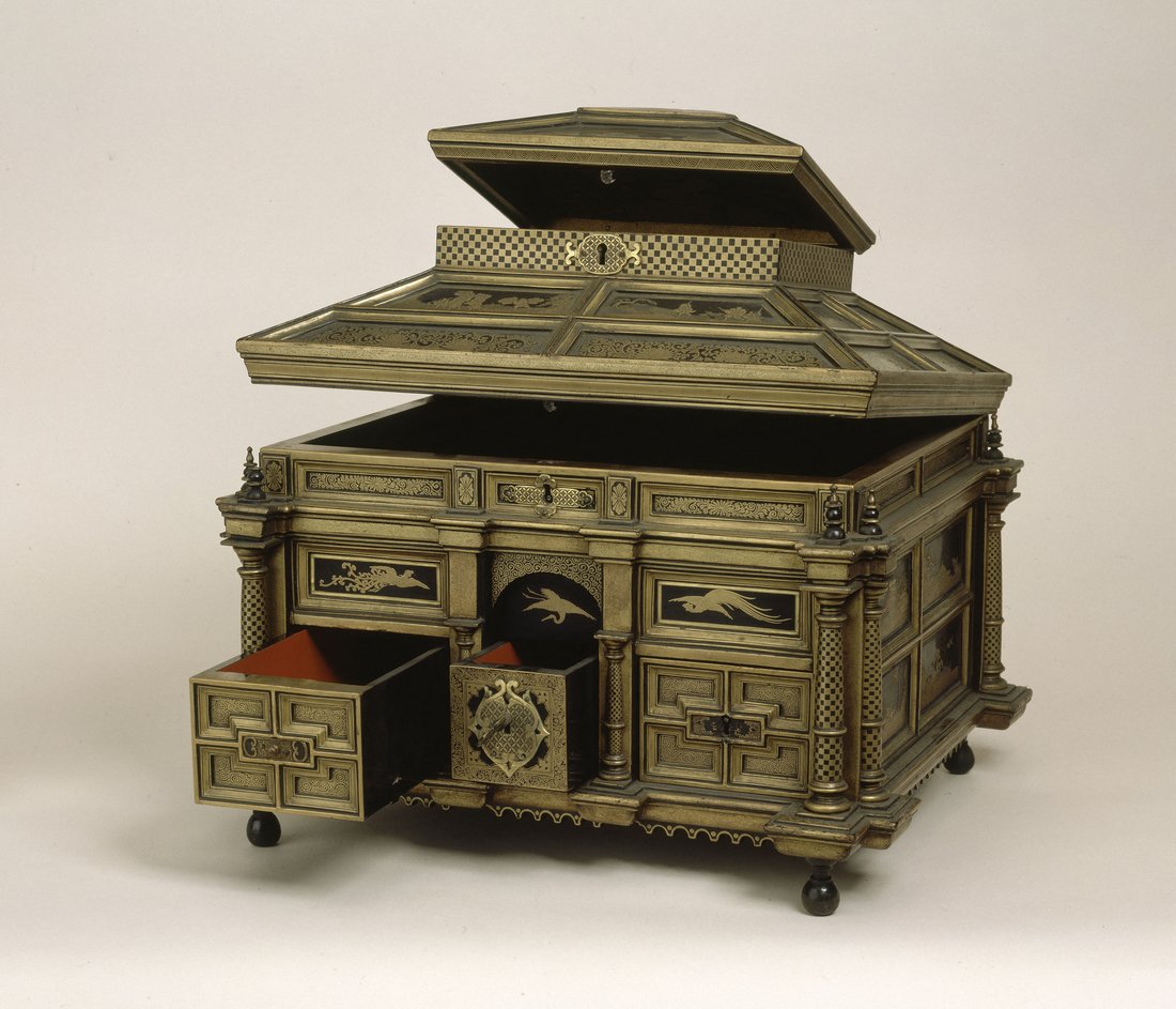 Coffret à bijoux, Anonyme, Kyoto ?, Bois, laque or, noir et rouge, Vers 1640, Inv. ODUT1494, Petit Palais, musée des Beaux-arts de la Ville de Paris Photograph of a lackered case