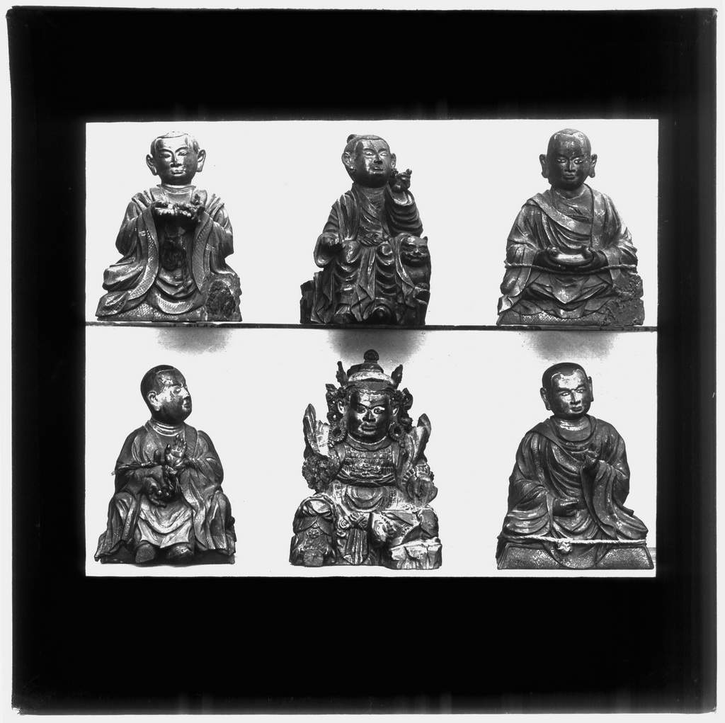 EFEO_BACJ00158 Six sculptures représentant maîtres et divinité